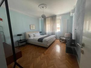 Apartment 2 BDR with Terace and Parking