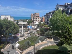 2 Bedroom in Rose Gardens with Pool & Sea View