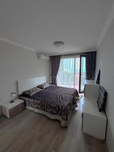 Beachfront 2 Bedroom with Large Terrace, Pool & Sea View