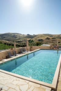 Athos Retreat - Birds Nest Suite