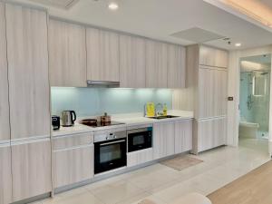 Sukhumvit 11 #Luxury #Pool #Gym #BTS Nana&MRT Sukhumvit #2BR #Max4ppl