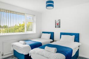 5BR House with private driveway near City Centre and Wollaton Park - sleeps 10