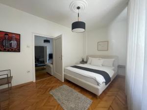 2 BDR Apartment with nice Terrace and Parking