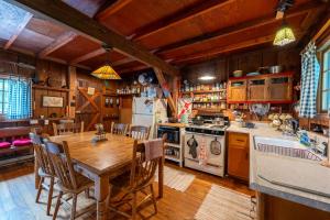 Cozy Cabin w Pavilion Deck Fireplace & FirePit