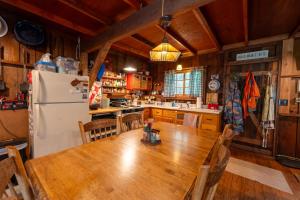 Cozy Cabin w Pavilion Deck Fireplace & FirePit