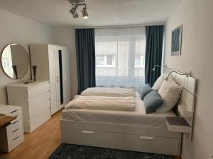 Schöne 75qm Wohnung, zentral, ruhig, 2 Schlafzimmer und Küche, Home Office