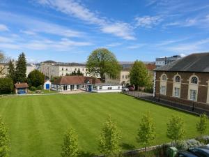 F1 Town Centre, Walk to Races! Sleeps 4