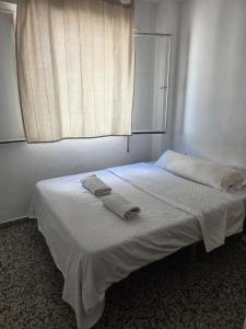 HABITACIÓN PRIVADA COMODA SITUADA EN LA MEJOR ZONA DE MALAGA CERCA A LA PLAYA JUSTO A LADO DE DOS CENTROS COMERCIALES Y LA ESTACION DE TREN Y AUTOBÚSES ZONA MUY BIEN COMUNICADA WI-FI LA MEJOR ZONA DE MALAGA lo bienvenido