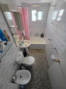 HABITACIÓN PRIVADA COMODA SITUADA EN LA MEJOR ZONA DE MALAGA CERCA A LA PLAYA JUSTO A LADO DE DOS CENTROS COMERCIALES Y LA ESTACION DE TREN Y AUTOBÚSES ZONA MUY BIEN COMUNICADA WI-FI LA MEJOR ZONA DE MALAGA lo bienvenido