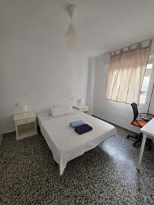HABITACIÓN PRIVADA COMODA SITUADA EN LA MEJOR ZONA DE MALAGA CERCA A LA PLAYA JUSTO A LADO DE DOS CENTROS COMERCIALES Y LA ESTACION DE TREN Y AUTOBÚSES ZONA MUY BIEN COMUNICADA WI-FI LA MEJOR ZONA DE MALAGA lo bienvenido