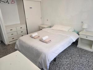 HABITACIÓN PRIVADA COMODA SITUADA EN LA MEJOR ZONA DE MALAGA CERCA A LA PLAYA JUSTO A LADO DE DOS CENTROS COMERCIALES Y LA ESTACION DE TREN Y AUTOBÚSES ZONA MUY BIEN COMUNICADA WI-FI LA MEJOR ZONA DE MALAGA lo bienvenido
