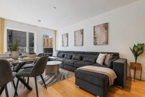 Luxury Stay Near O2 - Sleeps 6 - Balcony