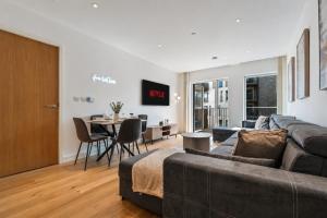 Luxury Stay Near O2 - Sleeps 6 - Balcony