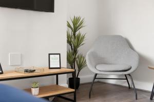 Spacious City Home En-Suites Sleeps 6 - Perfect for Contractors Business Travelers and Families - Free Parking