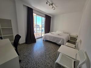 HABITACIÓN PRIVADA CENTRO MALAGA LA MEJOR ZONA CERCA A LA PLAYA ENFRENTE A LA ESTACIÓN DE TREN Y EL CENTRO COMERCIAL VIALIA Y TAMBIEN JUSTO A LADO DEL CENTRO COMERCIAL LARIOS TAMBIÉN CERCA AL CASCO ANTIGUO DE LA MEJOR ZONA PARA DISFRUTAR DE MALAGA