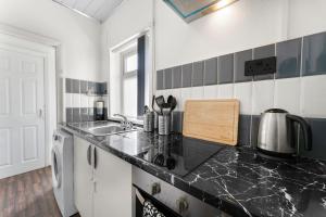 Spacious City Home En-Suites Sleeps 6 - Perfect for Contractors Business Travelers and Families - Free Parking
