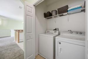 Cozy Disney Getaway 2BR 5 Mins to Parks