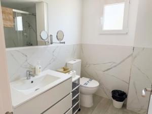 Casa Calypso: Remodeled Beach Apt with Sea Views