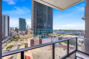 Casas Collection - Luxury High-Rise Condos - Downtown Miami - Pool & Gym - City & Ocean Views
