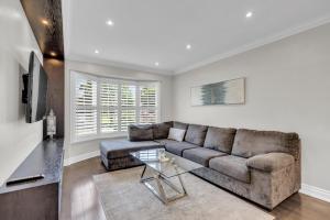 Modern 4BR Family Home with Pool in Whitby