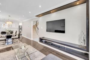 Modern 4BR Family Home with Pool in Whitby