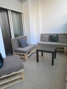 Your Summer Escape Spacious twoBedroom and Sunny Pool