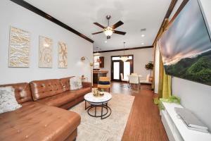 Vibrant Vegas Vibes - Hot Tub & Games - Perfect 4 Family & Groups