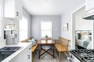 Cute Beach Cottage - Easy walk to Beach, Bay, More