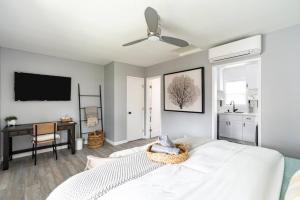 Cute Beach Cottage - Easy walk to Beach, Bay, More