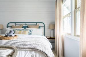 Cute Beach Cottage - Easy walk to Beach, Bay, More