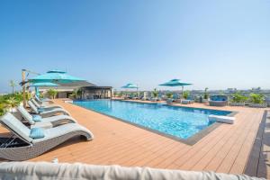 Aster Apartments - Stylish Loft with Rooftop Pool & Sauna