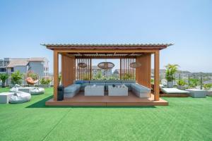 Aster Apartments - Stylish Loft with Rooftop Pool & Sauna