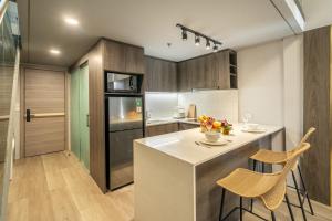 Aster Apartments - Stylish Loft with Rooftop Pool & Sauna