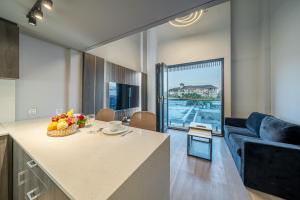 Aster Apartments - Stylish Loft with Rooftop Pool & Sauna