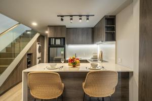 Aster Apartments - Stylish Loft with Rooftop Pool & Sauna
