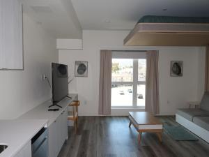 Hollywood Sign View, Gym, Pool, Parking, More