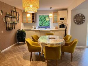 Comfortable Jacuzzi Apartment for 8 in Stezyca