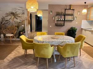 Comfortable Jacuzzi Apartment for 8 in Stezyca