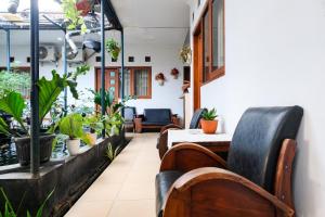 RedDoorz near Hartono Mall