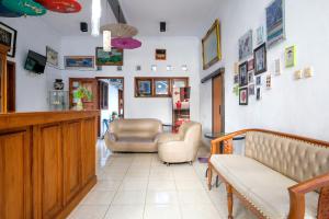 RedDoorz near Hartono Mall