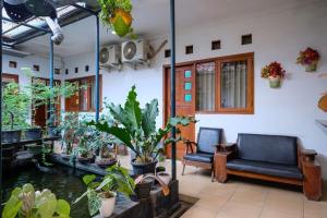 RedDoorz near Hartono Mall