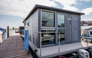 Lake Front Ship In Uitgeest With Wifi