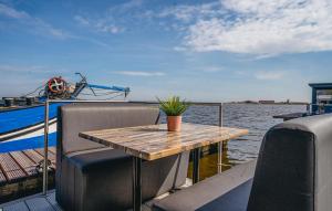 Lake Front Ship In Uitgeest With Wifi
