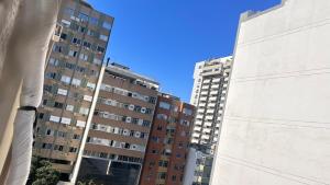 Sua estadia acompanhada de CESTA de presente e MINI ESPUMANTE Para tornar sua experiência ainda mais especial, brinde momentos inesquecíveis neste Studio confortável e aconchegante, Apto no Coração de Copacabana, pertinho de Tudo, com Ar e Wi-Fi