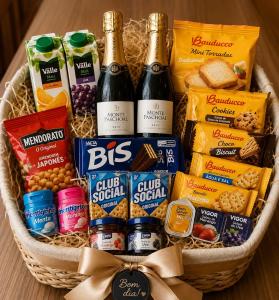 Sua estadia acompanhada de CESTA de presente e MINI ESPUMANTE Para tornar sua experiência ainda mais especial, brinde momentos inesquecíveis neste Studio confortável e aconchegante, Apto no Coração de Copacabana, pertinho de Tudo, com Ar e Wi-Fi