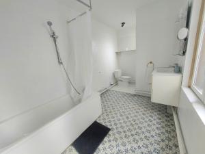 Charming Quiet Apartment, Balcony & Free Parking