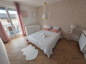 Charming Quiet Apartment, Balcony & Free Parking