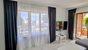 Smokinya Waves - 1BR Apartment - 2 Minutes to the Beach by Flat Mаnager