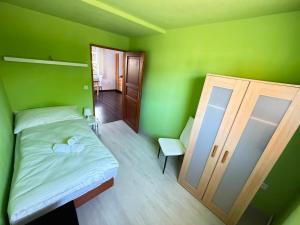 Quiet apartment with kitchen, parking & laundry room