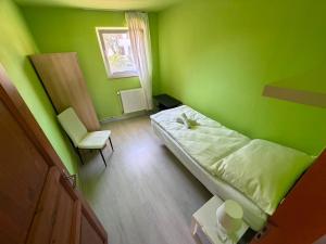 Quiet apartment with kitchen, parking & laundry room